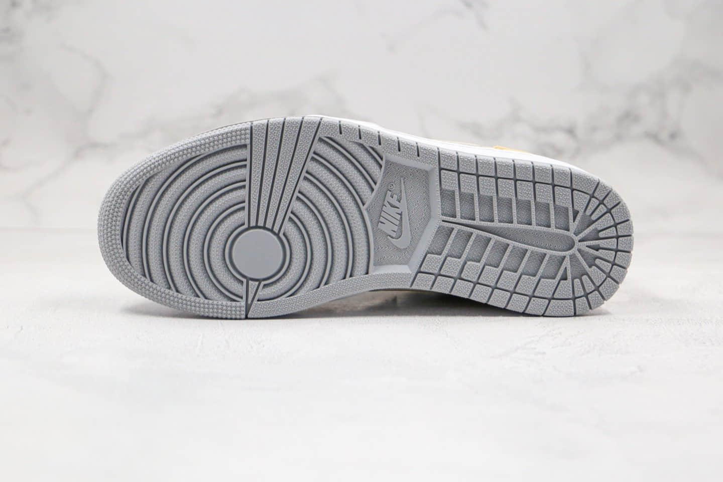 乔丹Air Jordan 1 Mid纯原版本中帮AJ1灰卡其色篮球鞋原楦头纸板打造区别市面通货版本 货号：DA4666-001