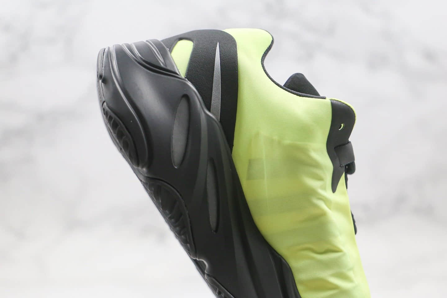 阿迪达斯adidas Yeezy Boost 700 MNVN Phosphor纯原版本椰子700V3荧光绿原楦开发巴斯夫原底 货号：FY3727
