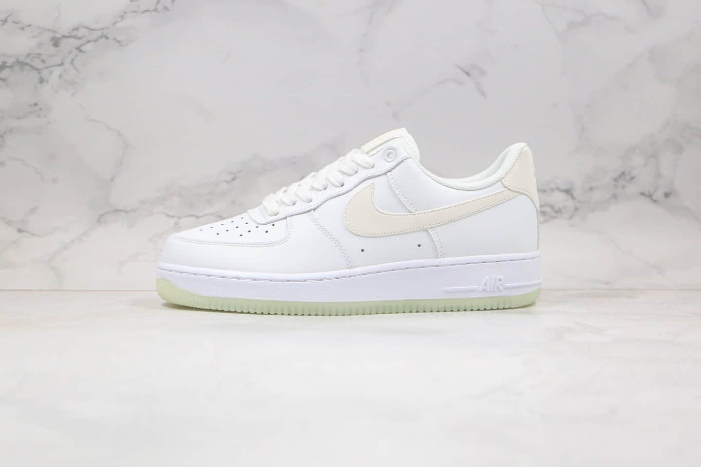 耐克Nike Air Force 1 '07纯原版本AF1空军一号夜光白色原盒内置气垫 货号：AO2132-101