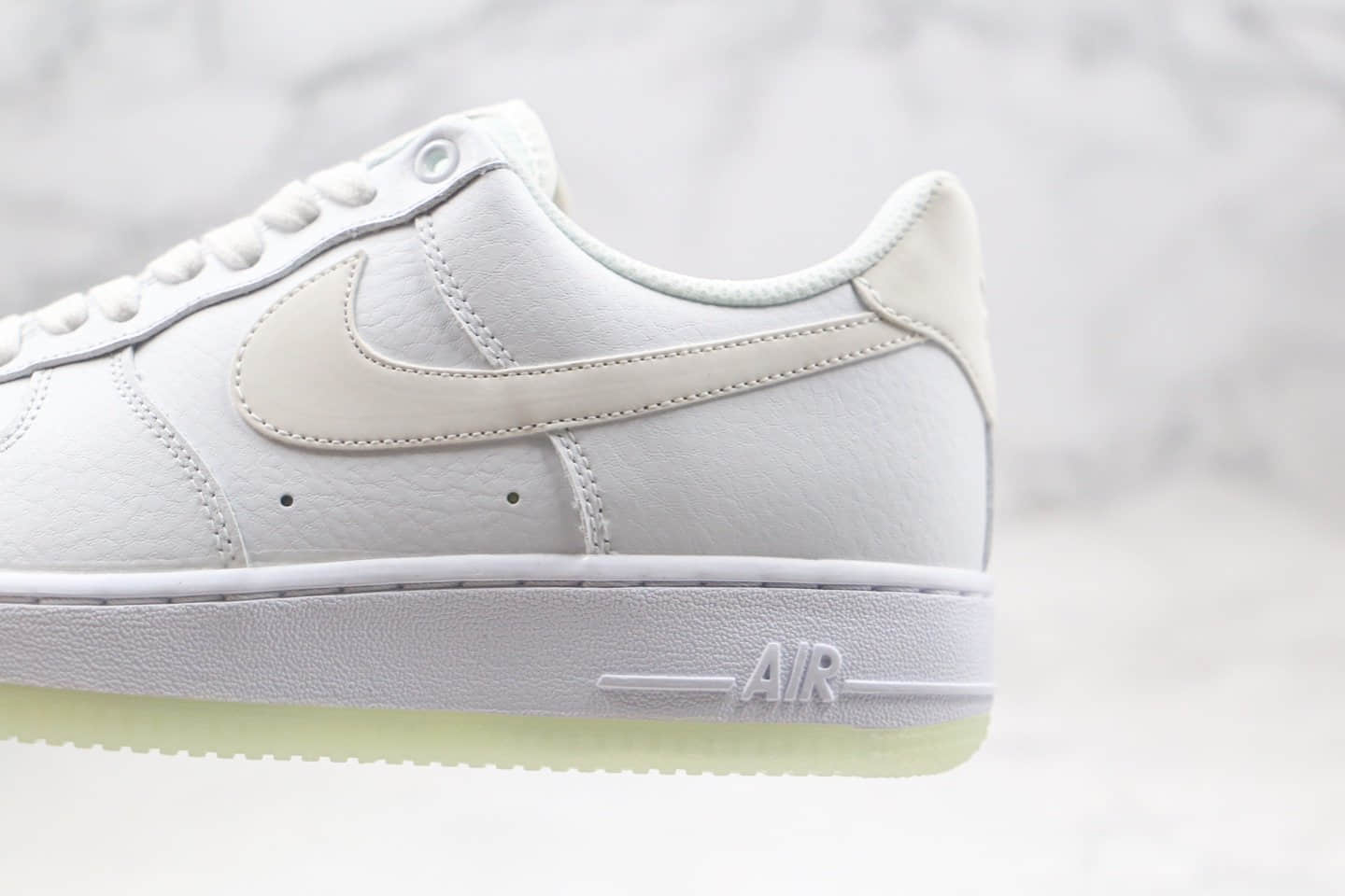 耐克Nike Air Force 1 '07纯原版本AF1空军一号夜光白色原盒内置气垫 货号：AO2132-101