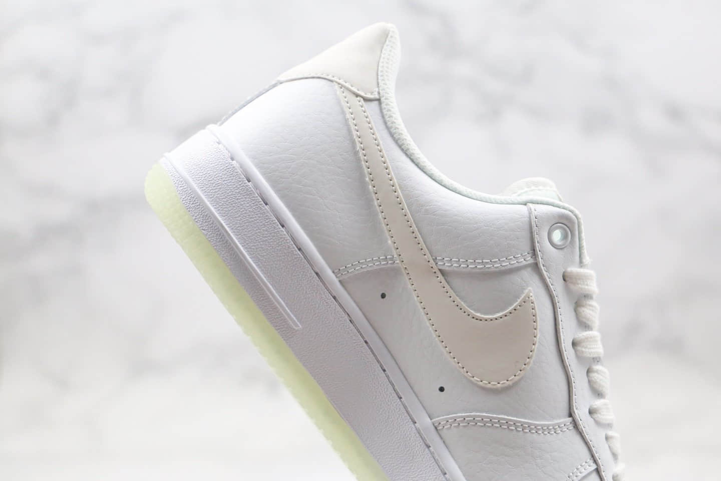 耐克Nike Air Force 1 '07纯原版本AF1空军一号夜光白色原盒内置气垫 货号：AO2132-101