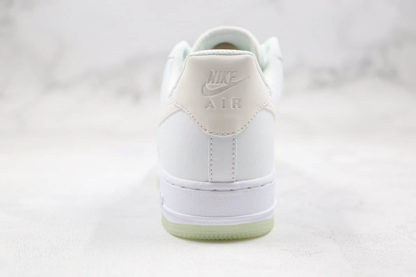 耐克Nike Air Force 1 '07纯原版本AF1空军一号夜光白色原盒内置气垫 货号：AO2132-101