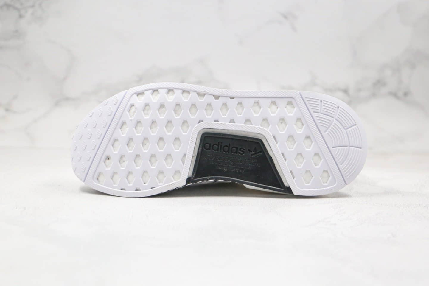 阿迪达斯adidas NMD R1 V2纯原版本爆米花跑鞋NMD二代日文条纹白黑色原厂巴斯夫缓震大底 货号：FY2105