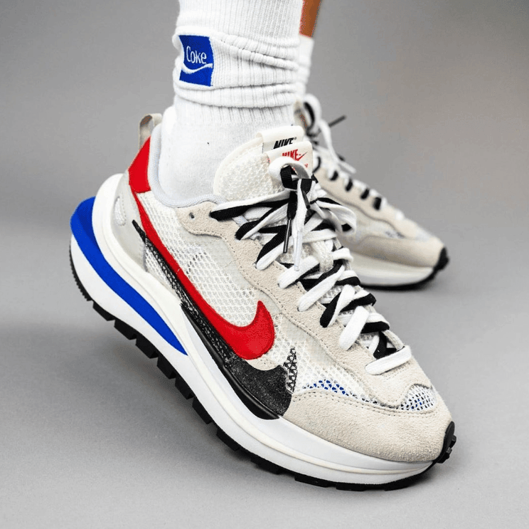 全新sacai x Nike Vaporwaffle白红蓝释出上脚图！配色酷似阿甘鞋！ 货号：CV1363-100