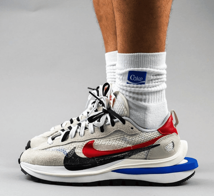 全新sacai x Nike Vaporwaffle白红蓝释出上脚图！配色酷似阿甘鞋！ 货号：CV1363-100