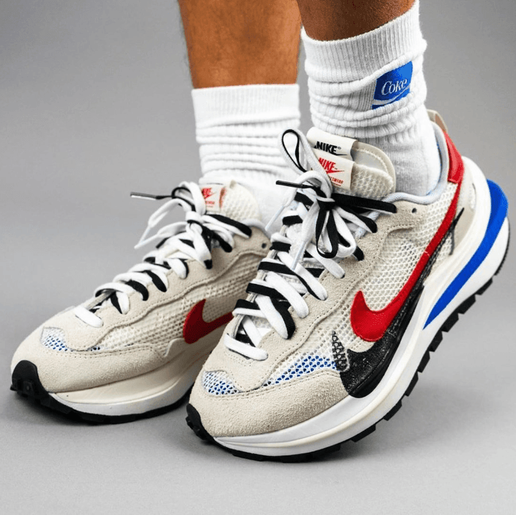 全新sacai x Nike Vaporwaffle白红蓝释出上脚图！配色酷似阿甘鞋！ 货号：CV1363-100