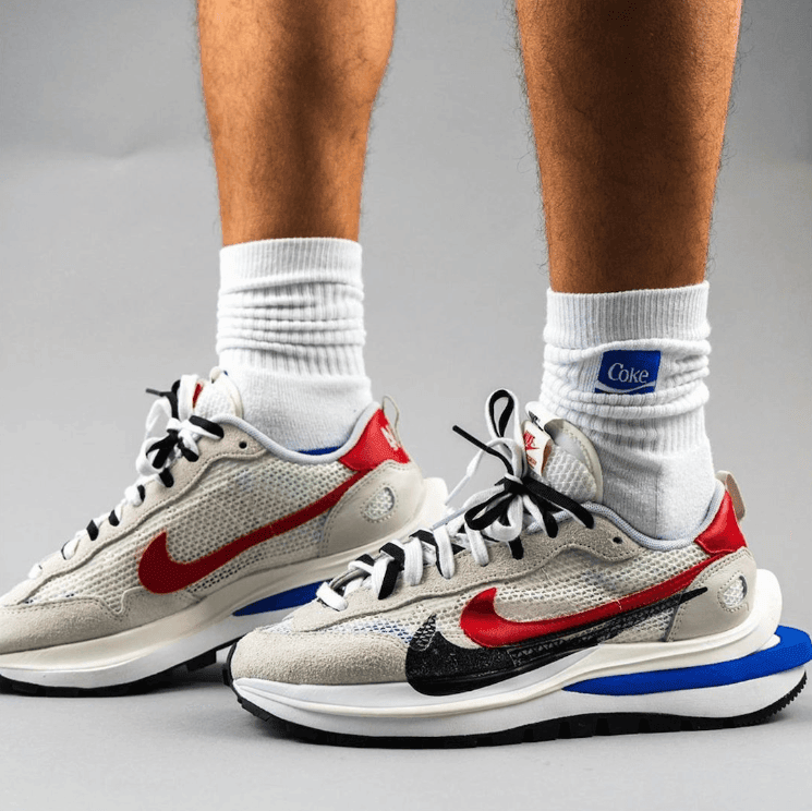 全新sacai x Nike Vaporwaffle白红蓝释出上脚图！配色酷似阿甘鞋！ 货号：CV1363-100