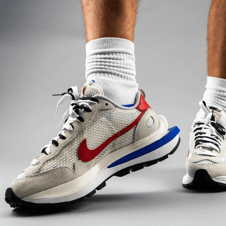 全新sacai x Nike Vaporwaffle白红蓝释出上脚图！配色酷似阿甘鞋！ 货号：CV1363-100