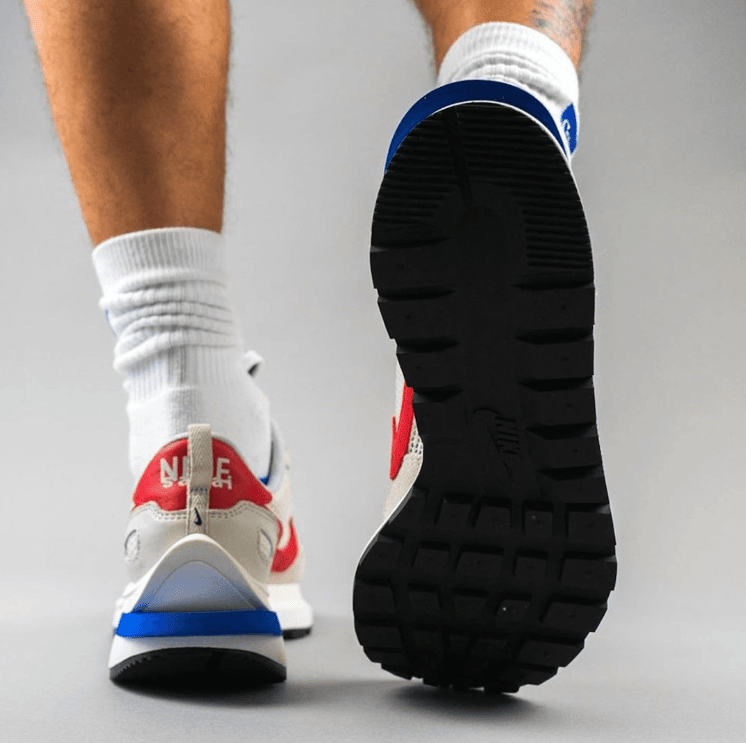 全新sacai x Nike Vaporwaffle白红蓝释出上脚图！配色酷似阿甘鞋！ 货号：CV1363-100