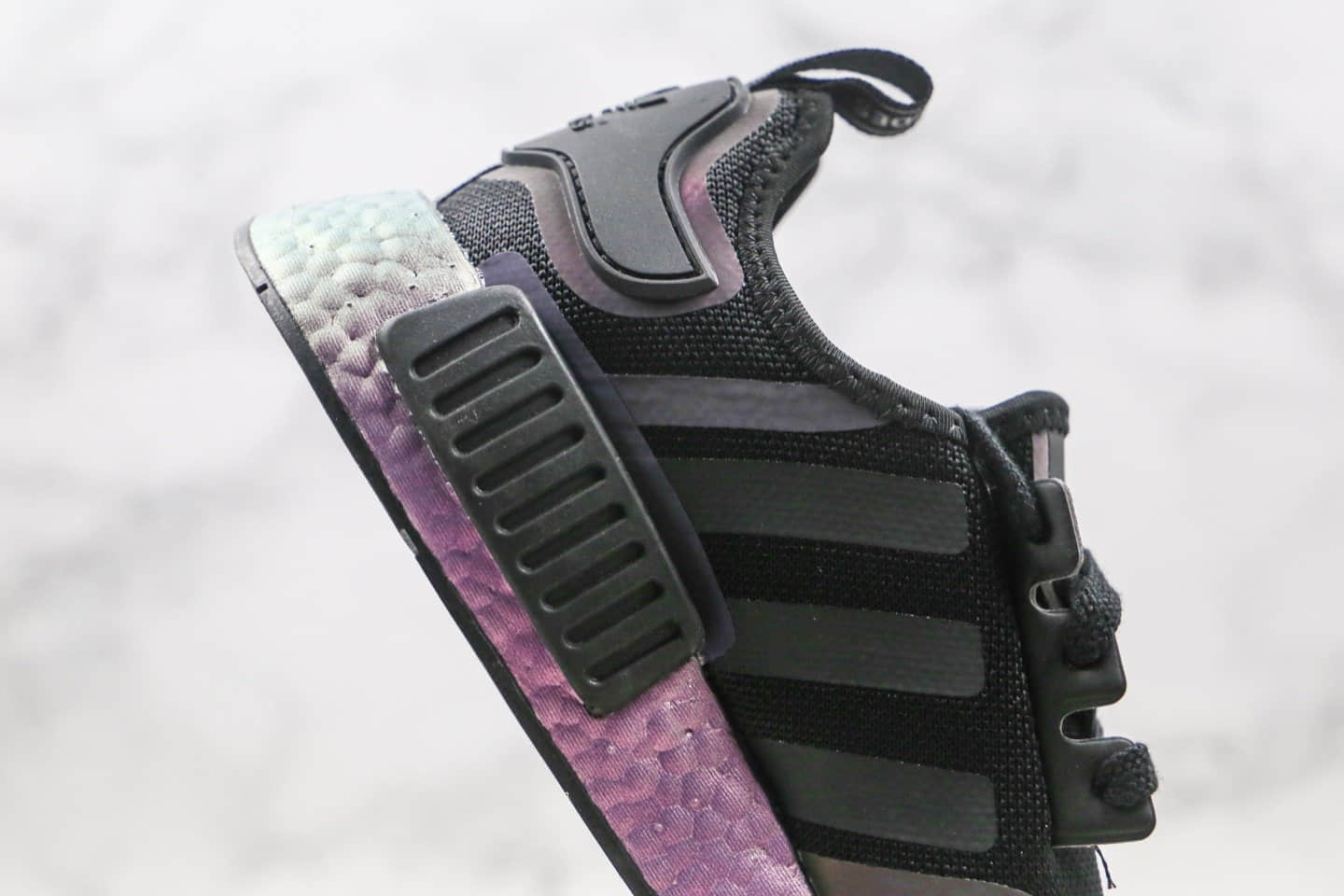 阿迪达斯Adidas NMD R1 Boost纯原版本爆米花跑鞋NMD炫彩黑紫色原厂巴斯夫大底 货号：FV8732