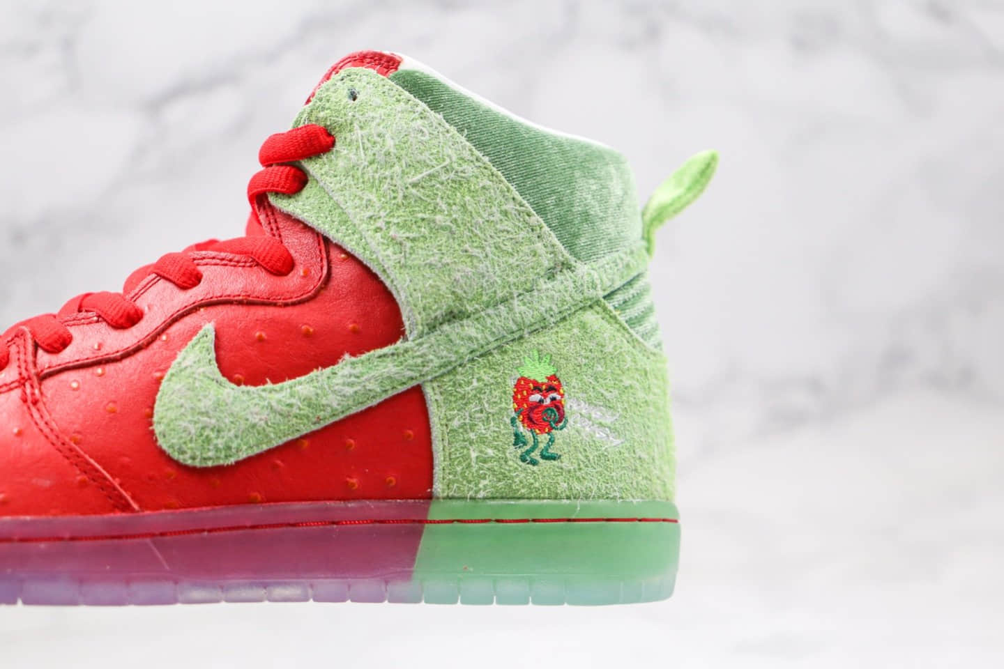 耐克Nike SB Dunk high“strawberry cough纯原版本高帮SB DUNK咳嗽草莓红绿色板鞋内置气垫原盒原标 货号：CW7093-600