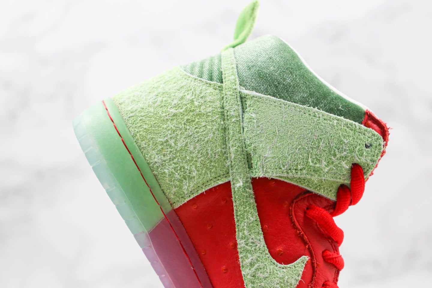 耐克Nike SB Dunk high“strawberry cough纯原版本高帮SB DUNK咳嗽草莓红绿色板鞋内置气垫原盒原标 货号：CW7093-600