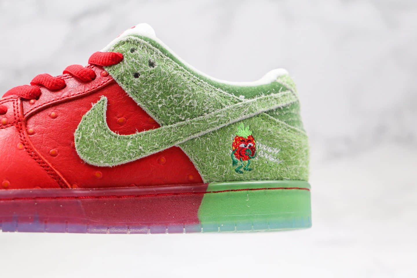 耐克Nike SB Dunk low strawberry cough纯原版本低帮SB板鞋咳嗽草莓红绿色拼接原盒原标 货号：CW7093-601