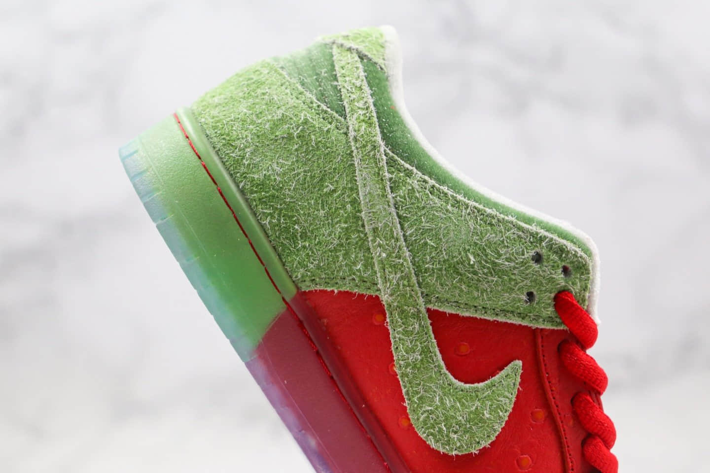 耐克Nike SB Dunk low strawberry cough纯原版本低帮SB板鞋咳嗽草莓红绿色拼接原盒原标 货号：CW7093-601