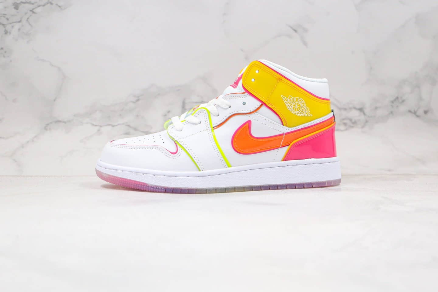 乔丹Air Jordan 1 Mid纯原版本中帮AJ1白黄粉渐变糖果配色篮球鞋原盒原标 货号：CV4611-100