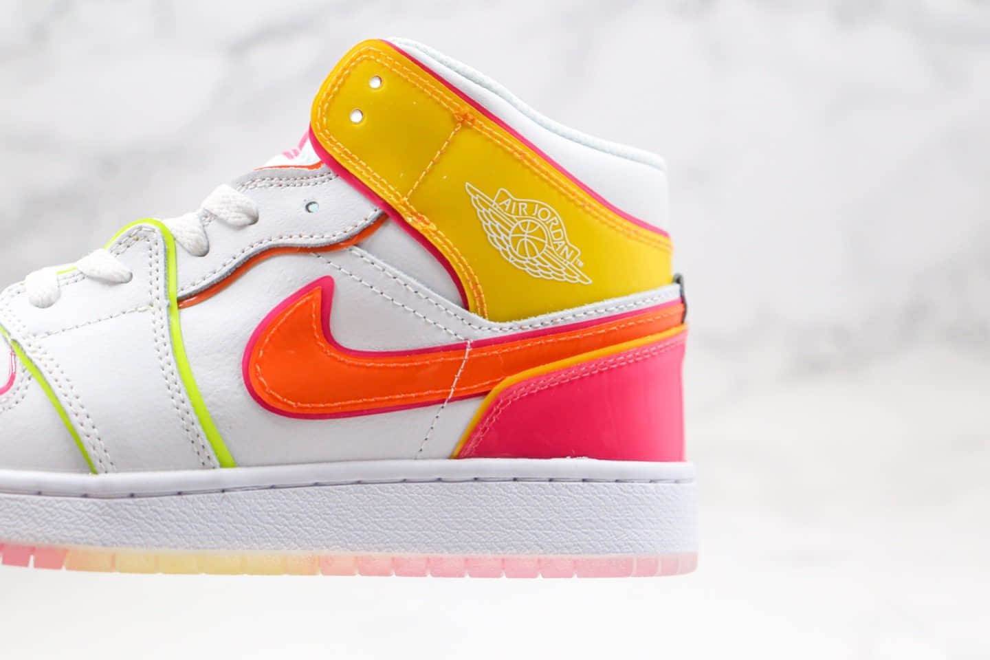 乔丹Air Jordan 1 Mid纯原版本中帮AJ1白黄粉渐变糖果配色篮球鞋原盒原标 货号：CV4611-100