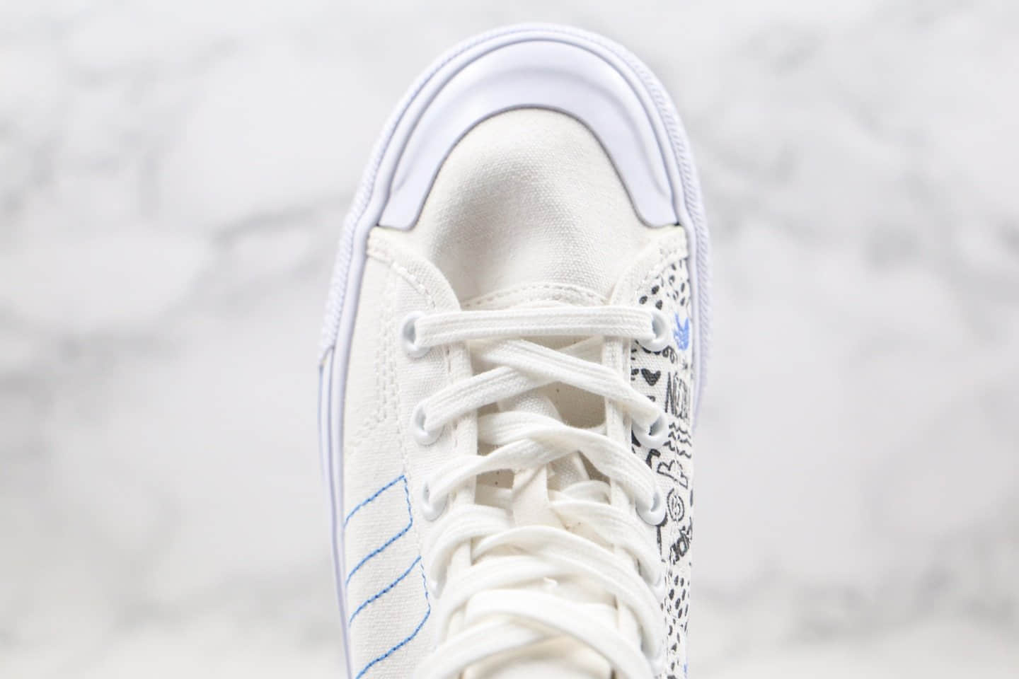 阿迪达斯Adidas Nizza HI RF纯原版本高帮白蓝色涂鸦不对称设计NIZZA帆布鞋原档案数据开发 货号：FY3092