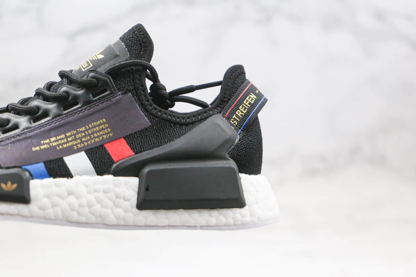 阿迪达斯adidas NMD R1 V2纯原版本爆米花跑鞋NMD二代日文竖杠黑白红蓝色变色龙原楦头纸板打造 货号：FV9028