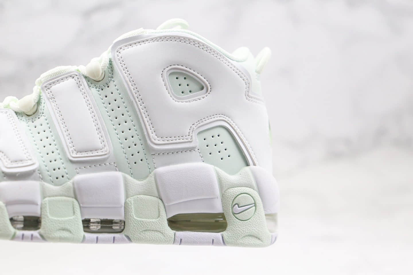 耐克Nike WMNS Air More Uptempo GSBarely Green0纯原版本皮蓬大R气垫篮球鞋薄荷绿原档案数据开发 货号：917593-300