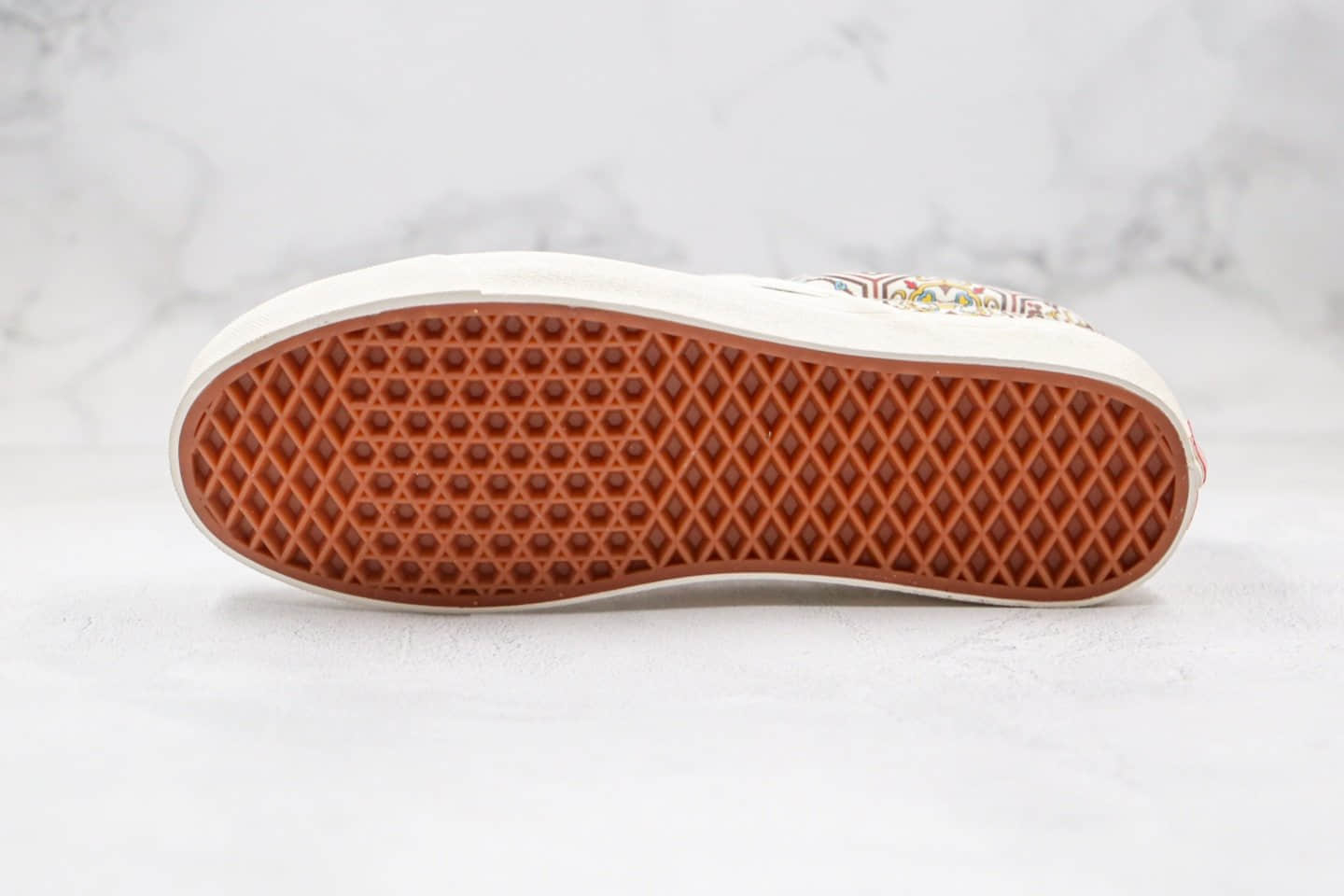万斯Vans Vault OG Classic Slip-On LX True White x KITH公司级版本联名款低帮白棕色瓷砖涂鸦印花图案硫化帆布鞋原厂硫化大底内置钢印