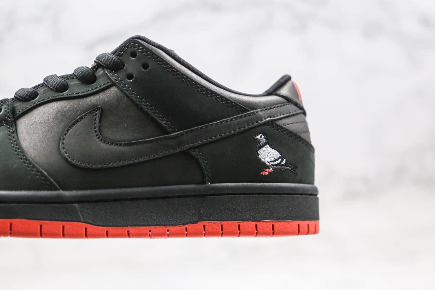 耐克Nike SB Dunk low Trd QS x Black Pigeon纯原版本低帮SB黑鸽子黑红色板鞋内置Zoom气垫 货号：883232-008