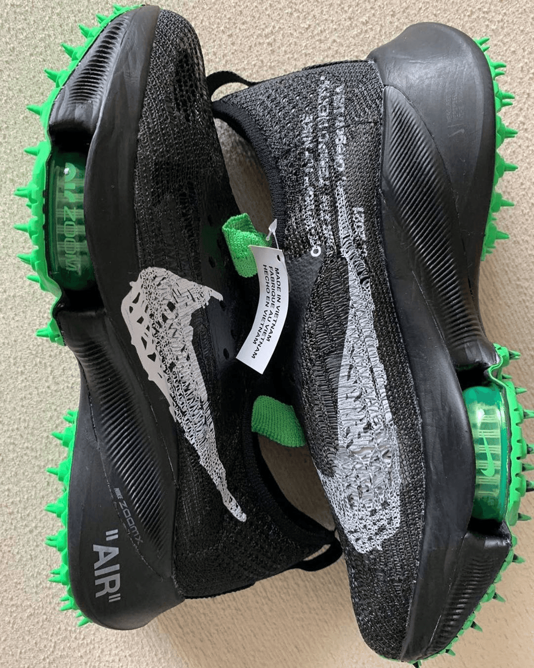 OW x Nike新联名黑绿配色最新实物图曝光！钉鞋+超大网眼鞋面！