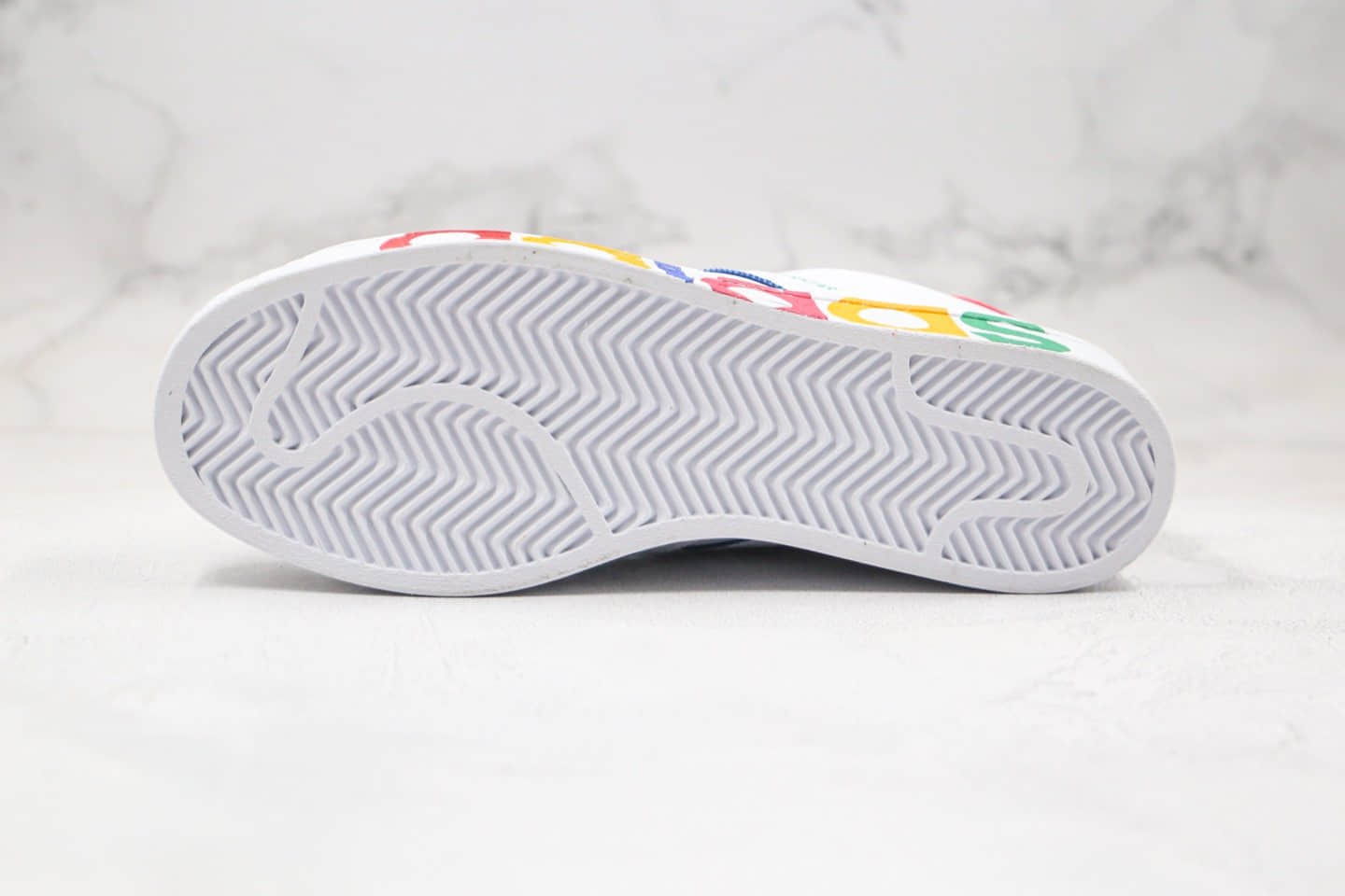 阿迪达斯Adidas Originals Stan Smith纯原版本三叶草贝壳头板鞋50周年彩色LOGO彩虹色原盒原标 货号：FY1147