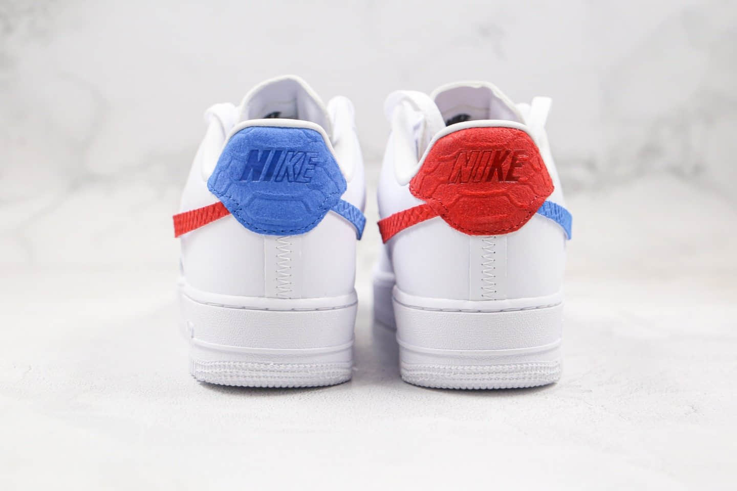 耐克Nike Air Force 1纯原版本空军一号低帮运动休闲板鞋鸳鸯断钩白红蓝色原楦原数据开发 货号：DC1164-100