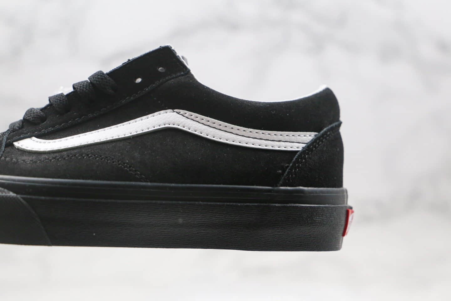 万斯Vans Pig Suede Old Skool Sk8-Hi公司级版本低帮麂皮黑白色硫化板鞋原楦头纸板打造 货号：VN0A4U3B18L