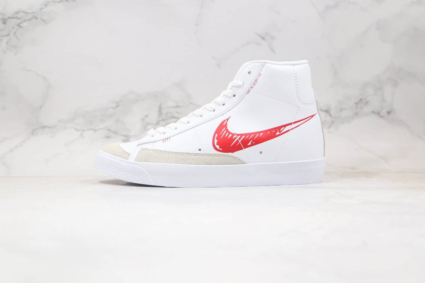 耐克Nike Blazer Mid纯原版本中帮开拓者二次元手稿涂鸦白红色板鞋原档案数据开发 货号：CW7580-100