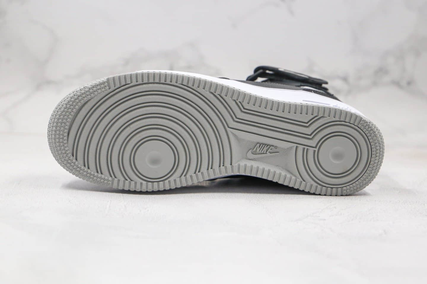 耐克Nike Air Force 1 Premium纯原版本中帮空军一号黑灰色荔枝皮纹板鞋内置全掌Sole气垫 货号：BQ6819-008
