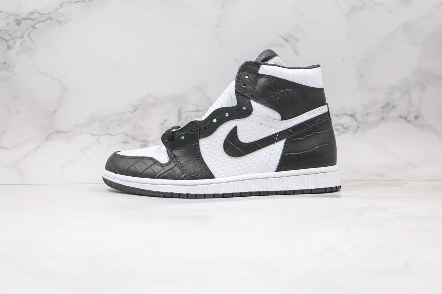 乔丹Air Jordan 1 WMNS Snake Swoosh Logo纯原版本高帮AJ1蛇纹白黑色正确鞋面材质 货号：555088-001