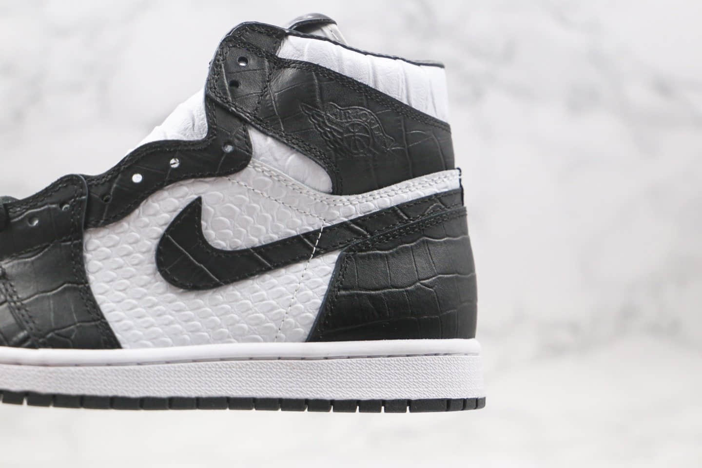 乔丹Air Jordan 1 WMNS Snake Swoosh Logo纯原版本高帮AJ1蛇纹白黑色正确鞋面材质 货号：555088-001