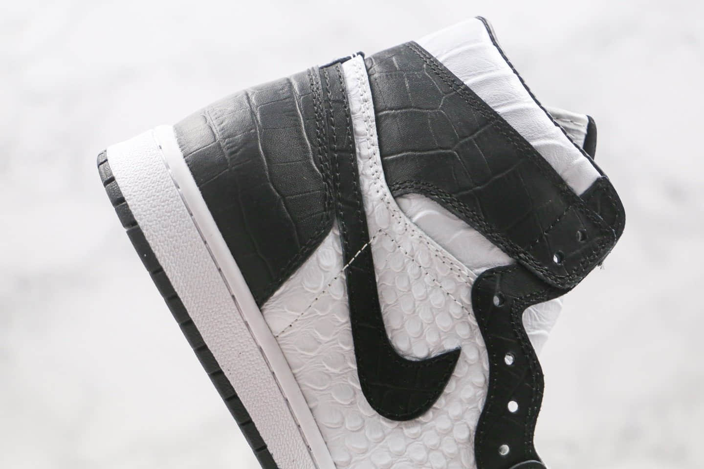 乔丹Air Jordan 1 WMNS Snake Swoosh Logo纯原版本高帮AJ1蛇纹白黑色正确鞋面材质 货号：555088-001