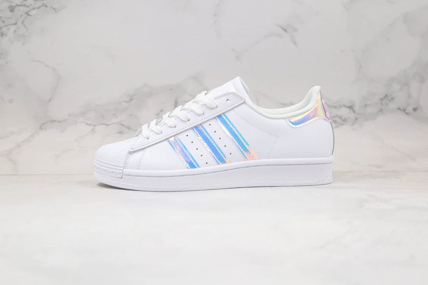 阿迪达斯adidas Originals Superstar J纯原版本贝壳头板鞋炫彩镭射白粉紫原数据原材打造 货号：FV3139