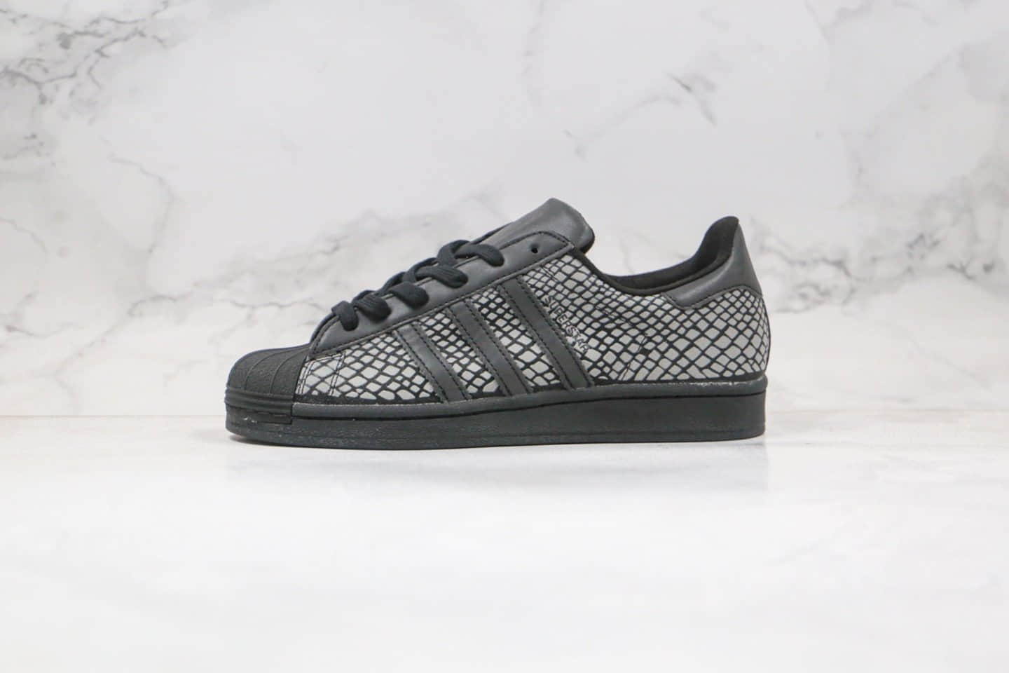 阿迪达斯Adidas Original Superstar x Atmos联名款纯原版本三叶草贝壳头黑色青蛇纹3M板鞋原楦头纸板打造 货号：FY6014