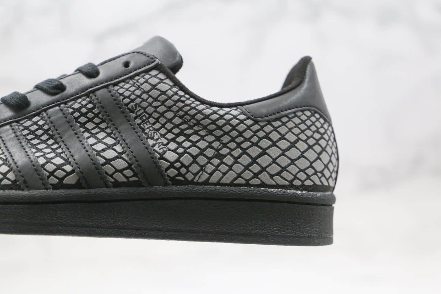 阿迪达斯Adidas Original Superstar x Atmos联名款纯原版本三叶草贝壳头黑色青蛇纹3M板鞋原楦头纸板打造 货号：FY6014