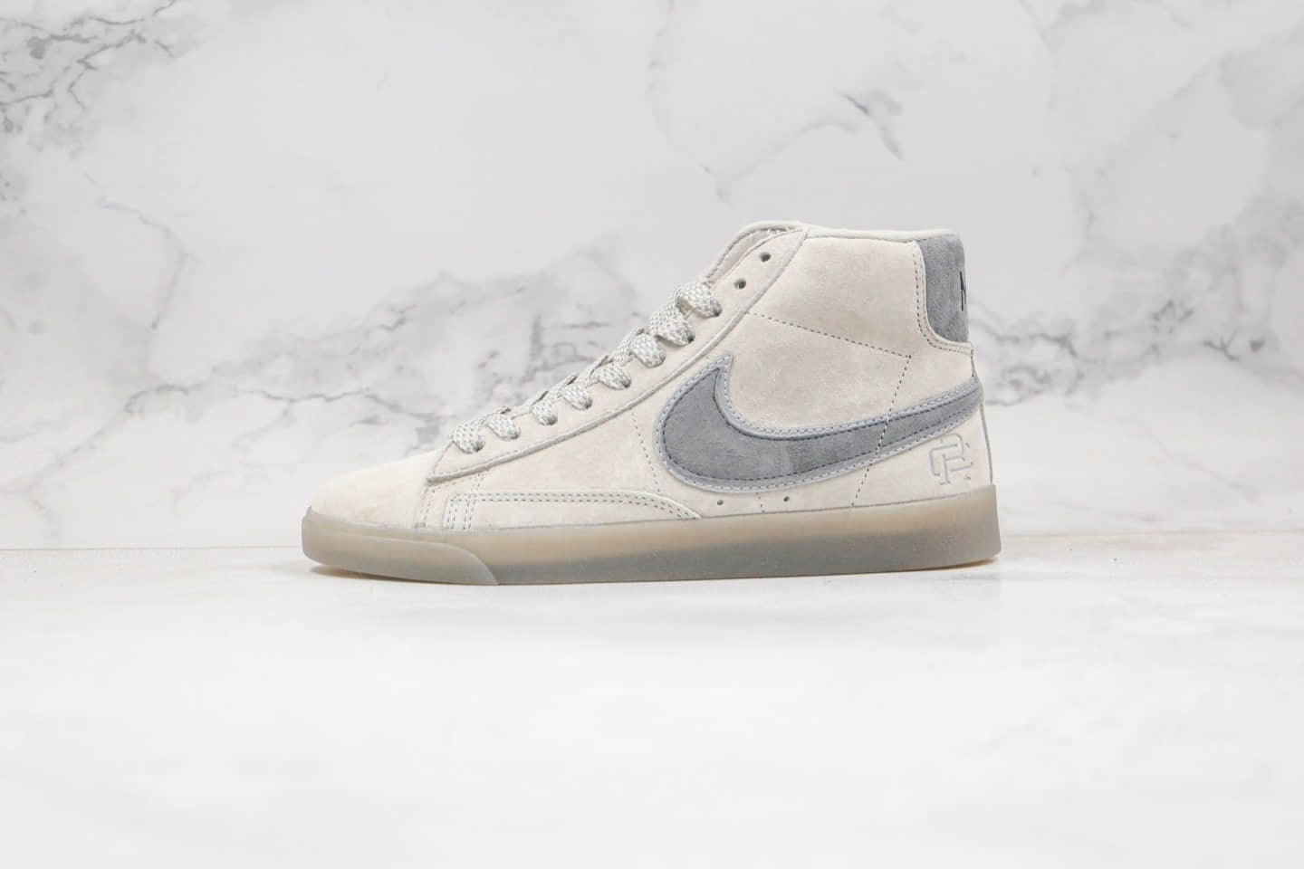 耐克Reigning Champ x Nike Blazer Mid Retro公司级版本卫冕冠军联名款中帮麂皮板鞋3M反光浅灰色原材打造 货号：371761-009