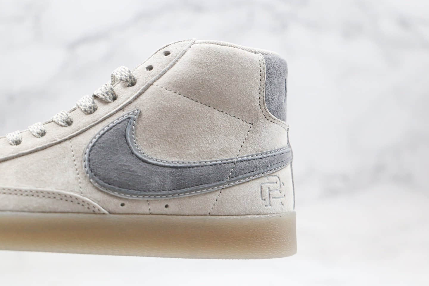 耐克Reigning Champ x Nike Blazer Mid Retro公司级版本卫冕冠军联名款中帮麂皮板鞋3M反光浅灰色原材打造 货号：371761-009