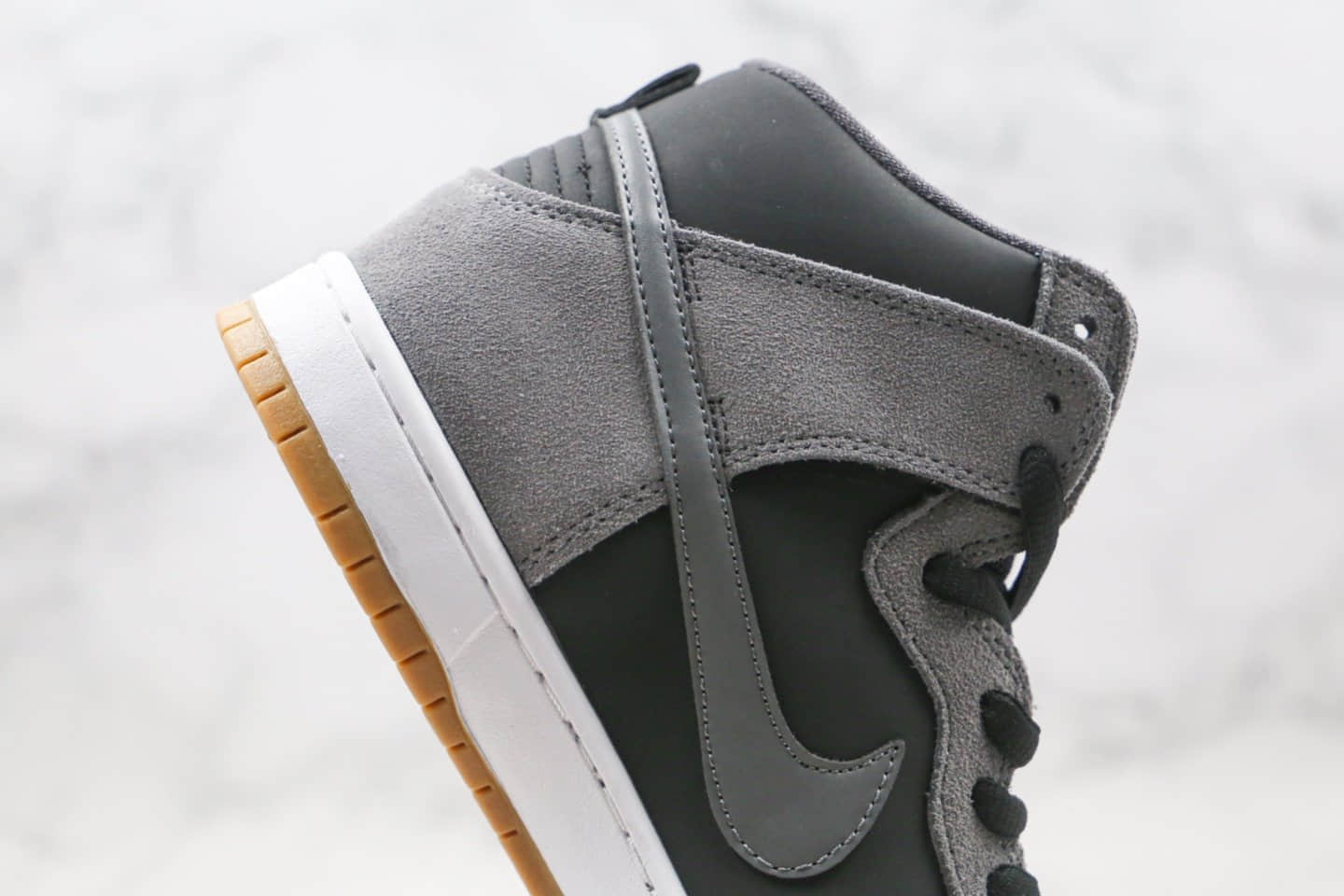 耐克Nike SB Zoom Dunk High Pro公司级版本高帮麂皮SB板鞋灰黑色原装原盒 货号：854851-066