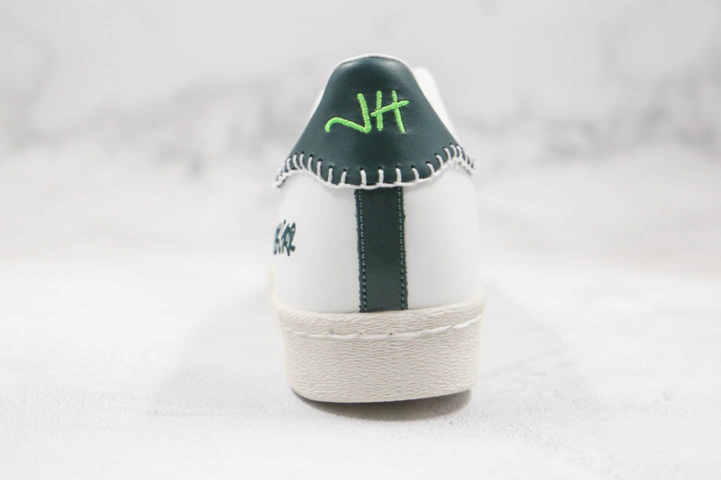 阿迪达斯adidas originals 2020 Jonah Hill Superstar纯原版本三叶草贝壳头板鞋复古LOGO字母签名印花限定款白绿色缝线原盒原标 货号：FW7577
