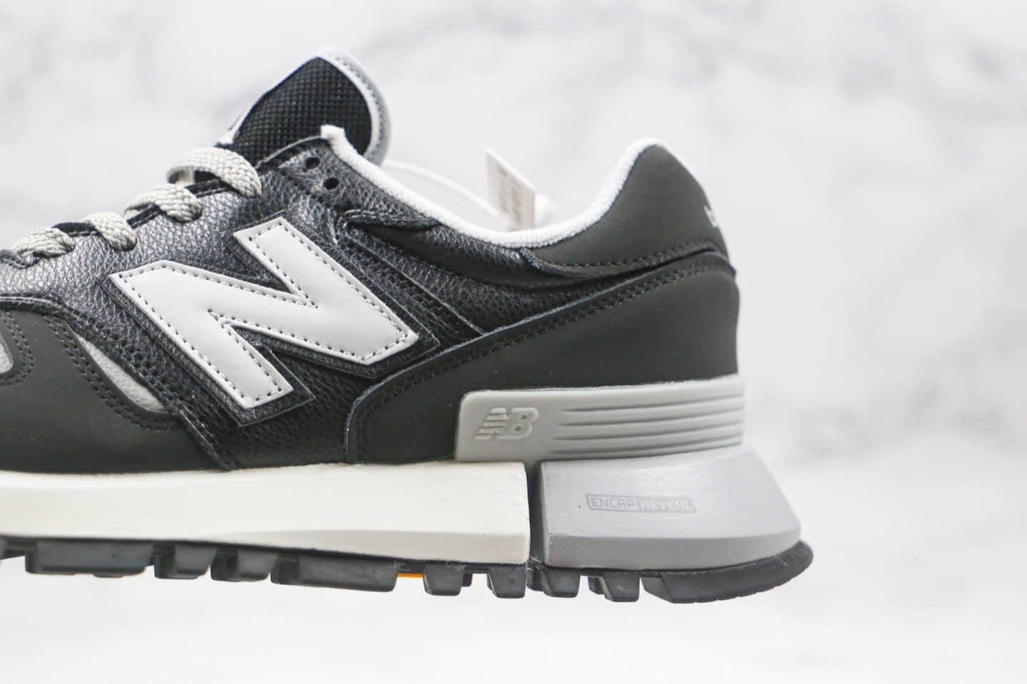 新百伦New Balance 1300纯原版本皮面复古老爹鞋白黑色原盒原标 货号：MS1300GS