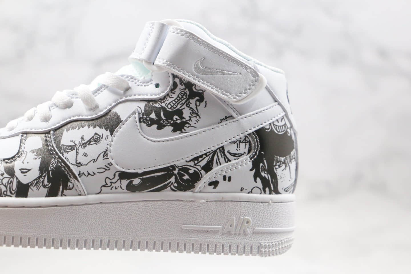 耐克Nike Air Force 1 mid纯原版本中帮空军一号海贼王卡通涂鸦二次元配色内置全掌Sole气垫 货号：AQ8020-100