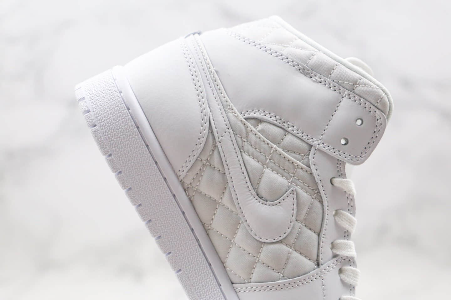 乔丹Air Jordan 1 Mid Quilted White纯原版本中帮AJ1面包菱格雪白香奈儿配色内置气垫原盒原标 货号：DB6078-100