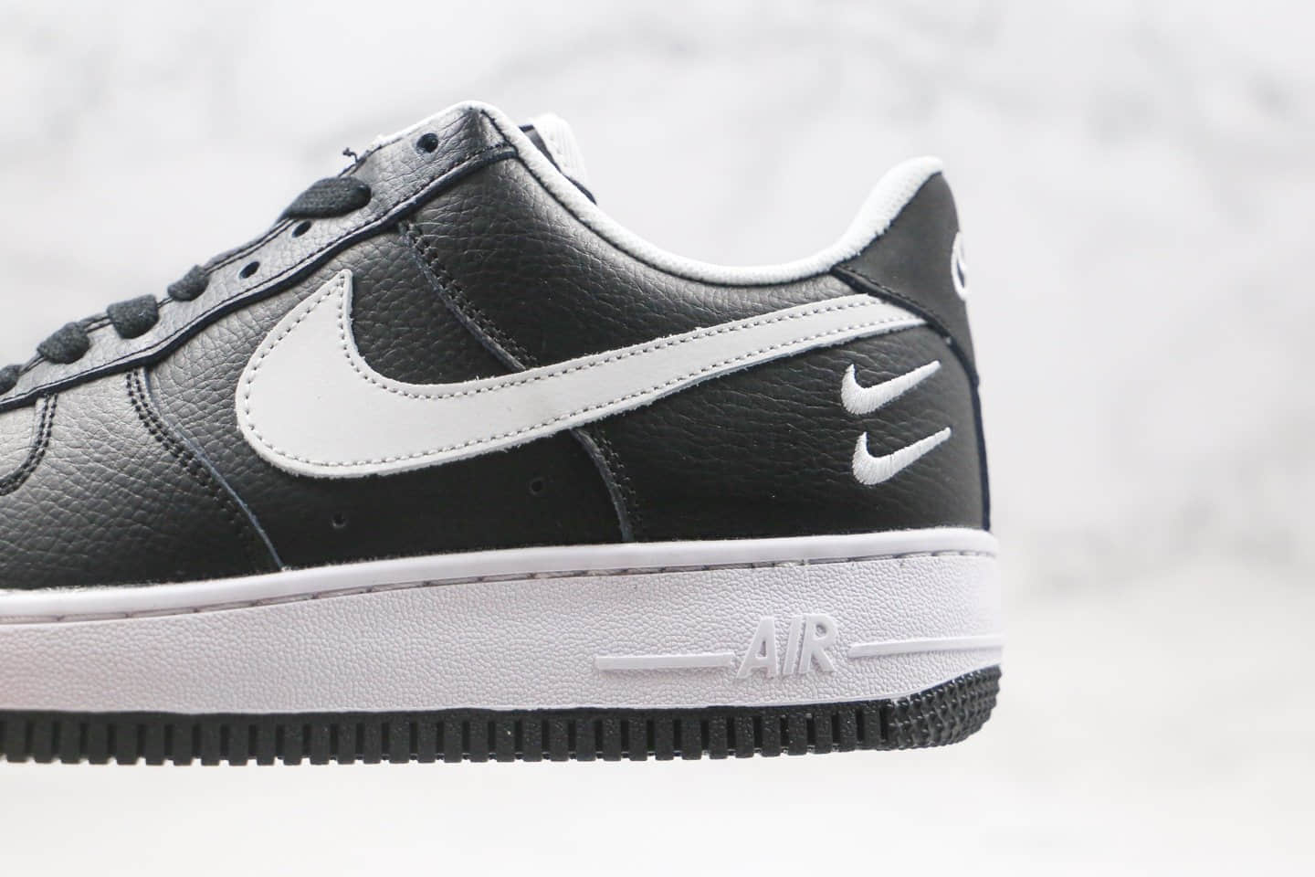 耐克Nike Air Force1 07 LOW纯原版本低帮空军一号双勾小勾黑白色板鞋内置气垫 货号：DC2300-001