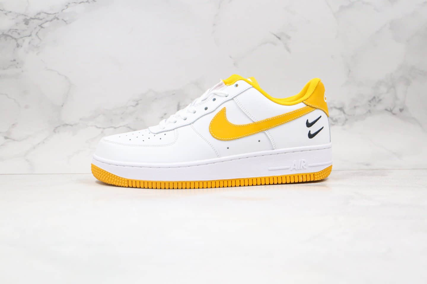 耐克Nike Air Force 1 07纯原版本低帮空军一号黄白色拼接板鞋内置全掌气垫原盒原标 货号：DH2947-100