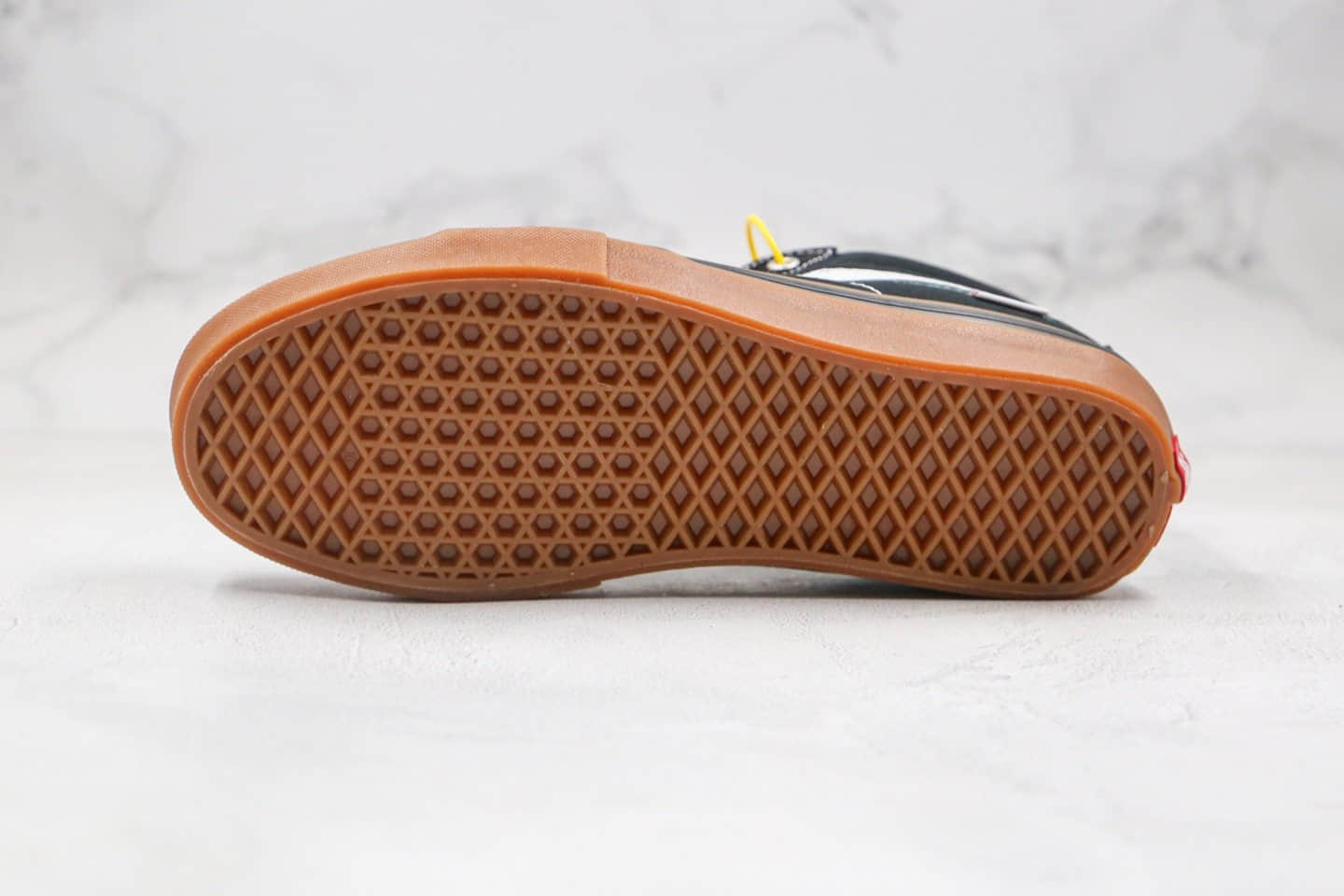 万斯Vans SK8-Mid公司级版本中帮硫化板鞋黑生胶原纸版楦型打造 货号：VN0A36ENMV58