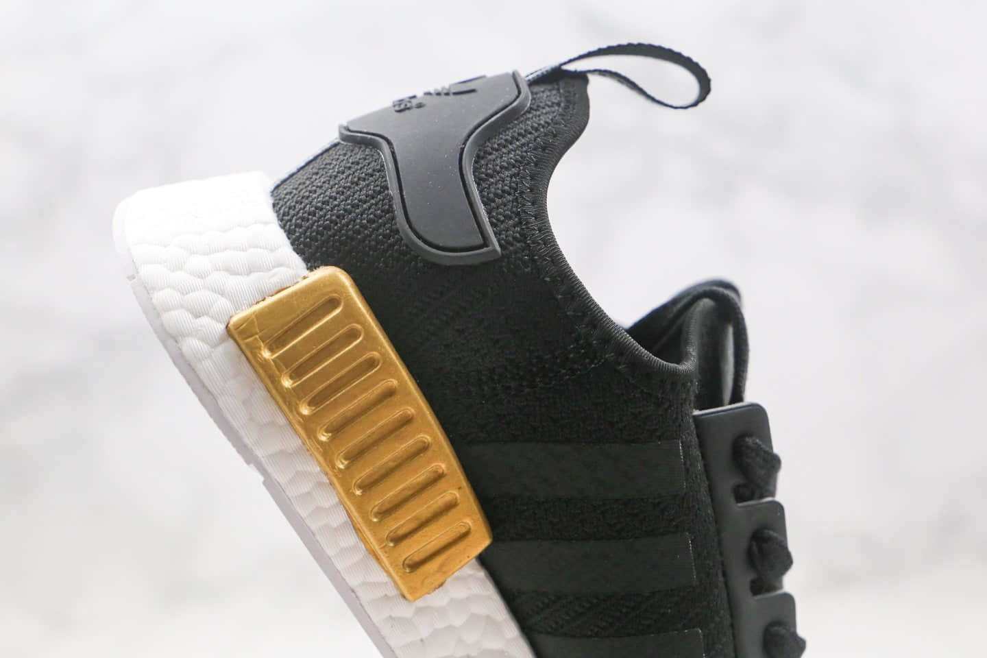 阿迪达斯Adidas NMD R1 Primeknit Triple Black纯原版本爆米花跑鞋NMD R1黑金色内置原厂巴斯夫大底 货号：EG6702