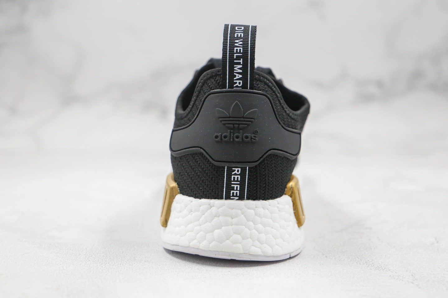 阿迪达斯Adidas NMD R1 Primeknit Triple Black纯原版本爆米花跑鞋NMD R1黑金色内置原厂巴斯夫大底 货号：EG6702