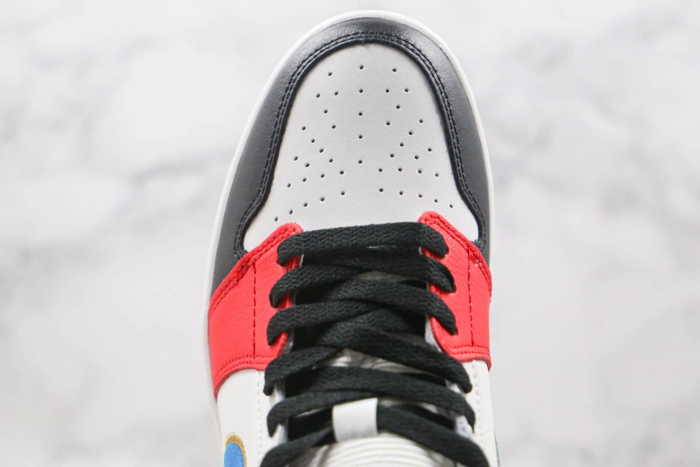 乔丹Air Jordan 1 Mid纯原版本中帮AJ1红蓝金色漆皮拼接灯芯绒篮球鞋原楦头纸板打造 货号：DC1426-100
